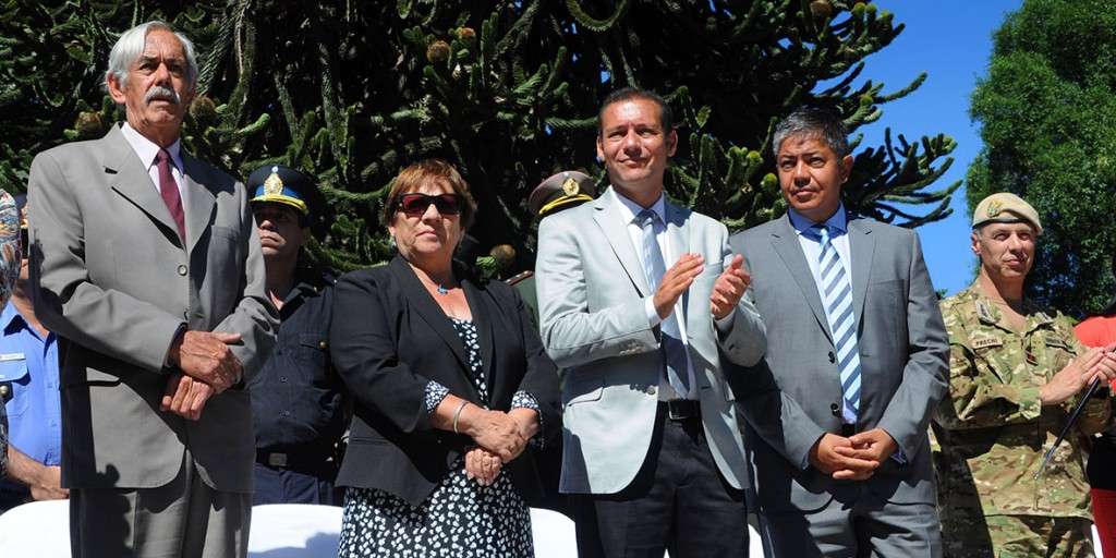 Gobernador Omar Gutiérrez en el acto por un nuevo aniversario de San Martín de los Andes