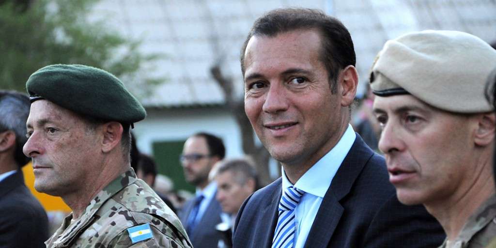 Omar Gutiérrez en el acto de asunción de las nuevas autoridades del Ejército Argentino.