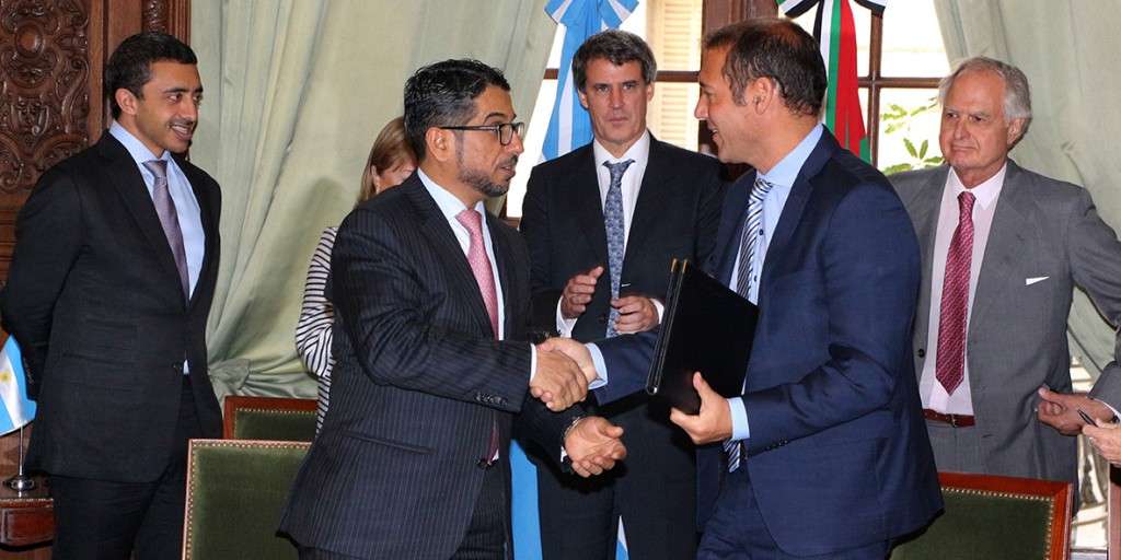 Omar Gutiérrez y el director del Fondo de Abu Dhabi para el Desarrollo, firmaron acuerdo para construir proyecto hidroeléctrico Nahueve