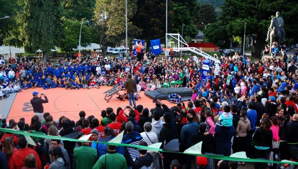 El acto central del torneo internacional de minibasquetbol se realizó en la plaza San Martín, con la participación de más de 2 mil persona. El torneo convocó a más de 600 niños de Argentina y Chile y a sus familias.