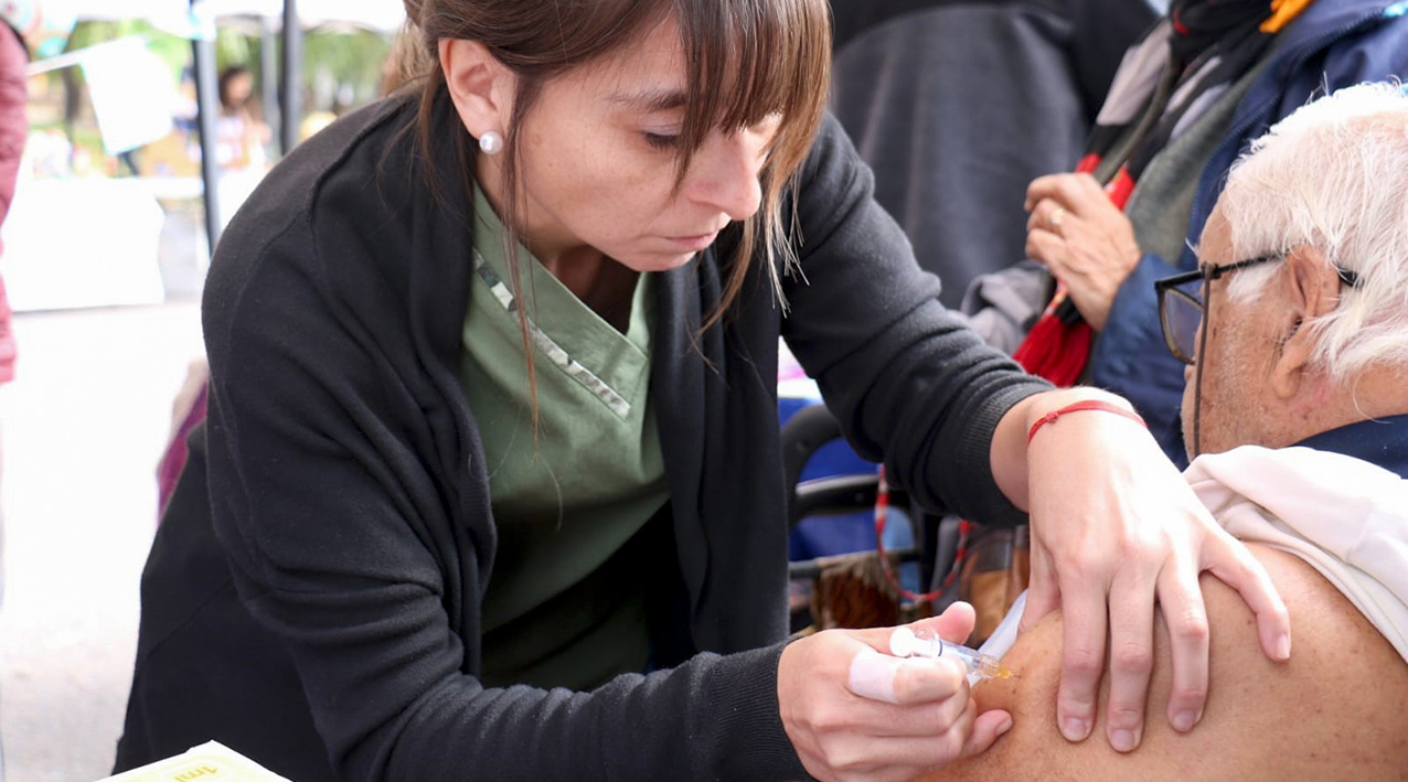 Se aplicaron más de 83.200 vacunas en centros de salud y hospitales de la Provincia thumbnail
